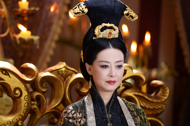 演完白敬亭张小斐妈妈，许凯妈妈，52岁的她魅力风采不减当年