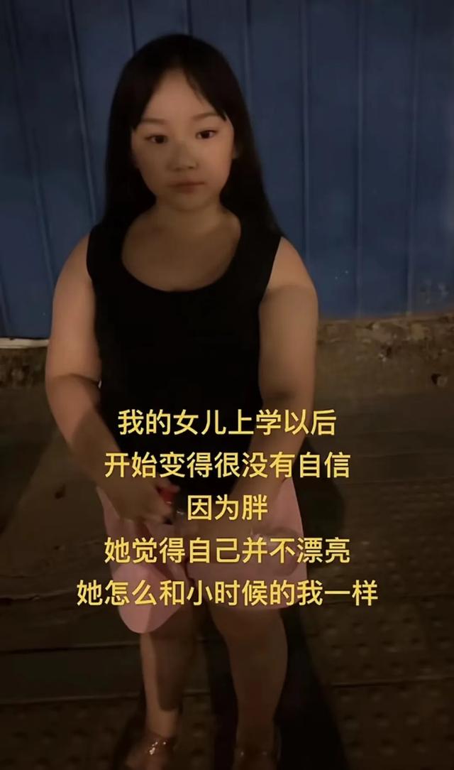 自卑的小女孩却有六块腹肌,这不就是生物书肌肉女?太离谱了