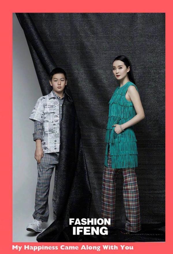 王艳带儿子拍时尚大片！12岁球球身高赶超妈妈，穿成衣时尚感爆棚