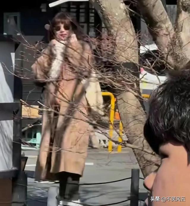 SHE日本旅游被偶遇，田馥甄肚子隆起似怀孕，任家萱发福更显年轻