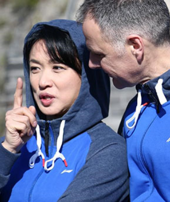 52岁金星重回男儿本色，全身男装素颜走街，网友感慨：太飒了