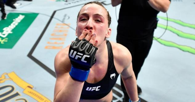 艳舞女郎杀进UFC凶悍绞杀对手！几周前还在脱衣舞俱乐部工作