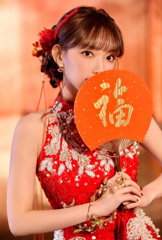 程潇与程晨新加坡旅行，背17万的包包好惬意，妹妹红头发凸嘴抢镜