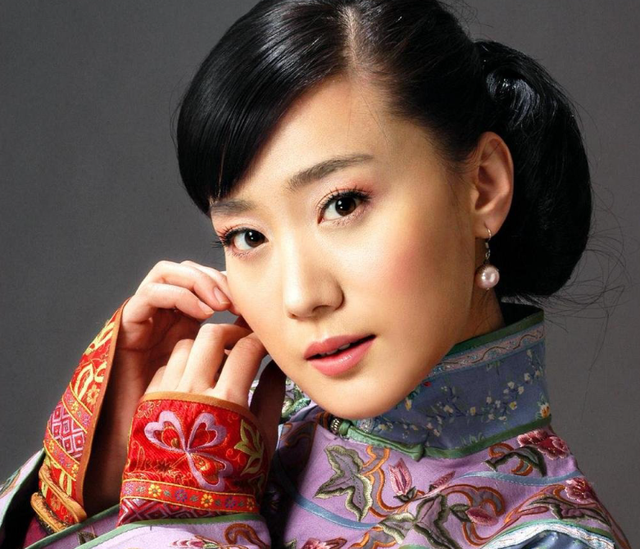 12次登上春晚，6次献唱奥运，嫁给院士邓中翰的谭晶如今怎样了？