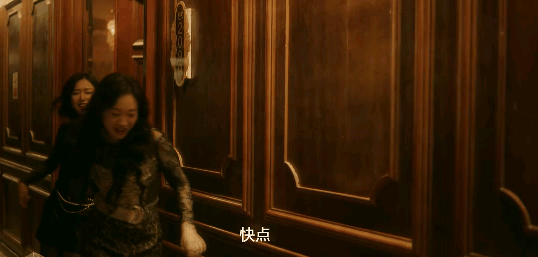 满脸的折子，浑身的油腻，却要演“坐台”的小姐，网友：真服了？