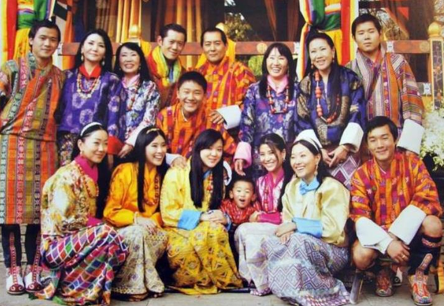 不丹老国王娶4个亲姐妹，个个肤白貌美丹凤眼，生下5颗耀眼明珠