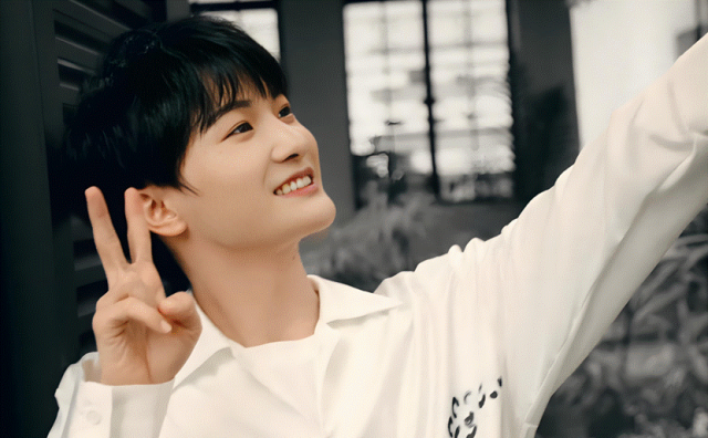 身高1.61米背1.8米干尸，被人骂伪娘，却唱到联合国，周深凭什么