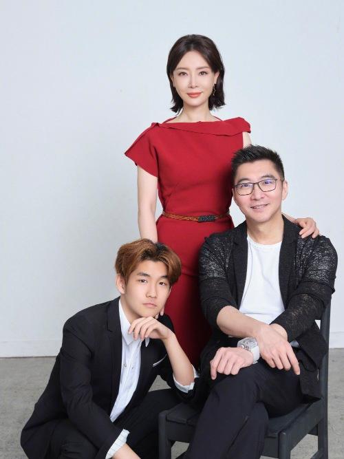 44岁陈数与老公为干女儿庆生，罕秀恩爱力破婚变，为继子选择丁克