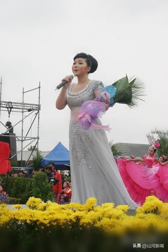 她是军旅歌唱家，身材丰满被称“中年杀手”，今转身成北电教授！