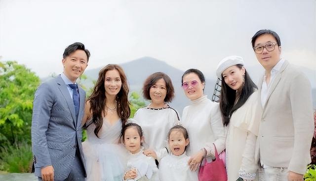 12次登上春晚，6次献唱奥运，嫁给院士邓中翰的谭晶如今怎样了？