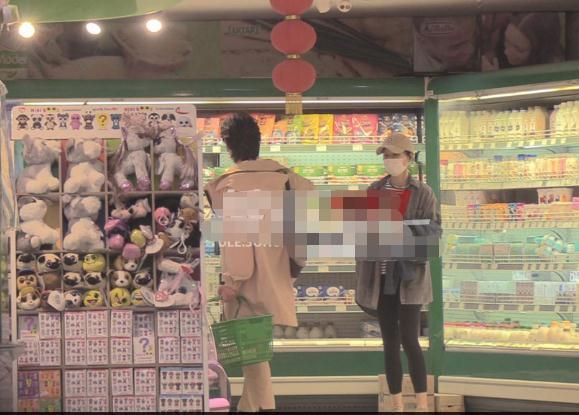 夏雨一家三口逛超市,43岁袁泉的美腿绝了,结账暴露家庭地位