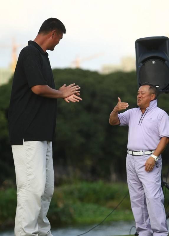 姚明女儿没有170？看站他身边168的范冰冰和172的撒贝宁就知道了