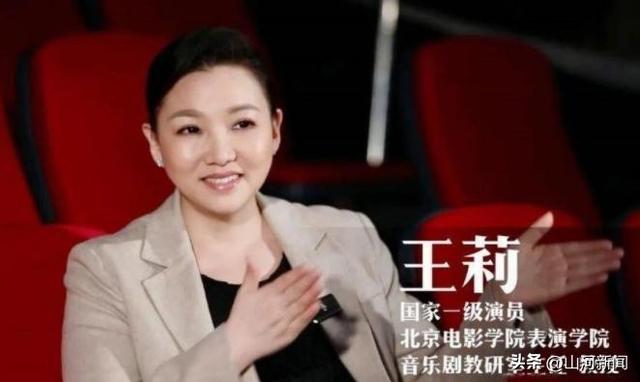 她是军旅歌唱家，身材丰满被称“中年杀手”，今转身成北电教授！