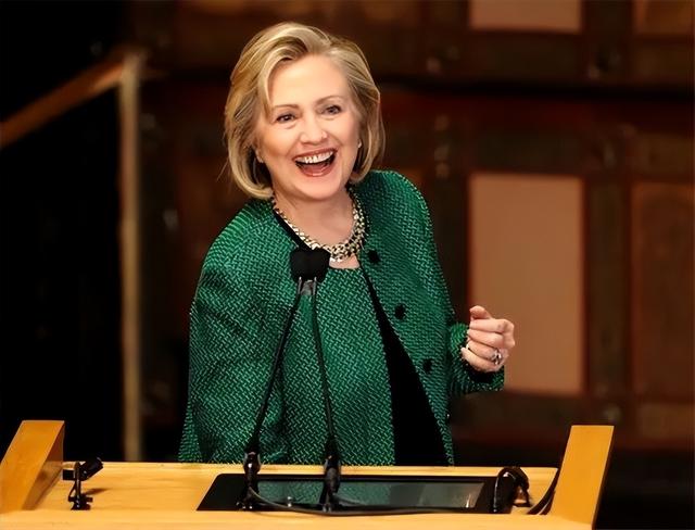 1998年克林顿曝“拉链门”丑闻,希拉里绝不吃亏,找多位情人报复