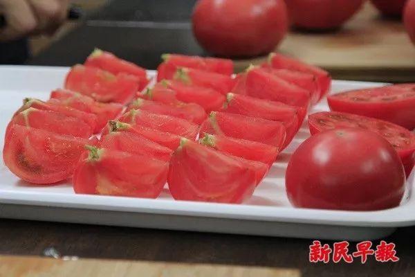 1个弹孔，见证了一段历史；400件雨衣，映衬出城市温情