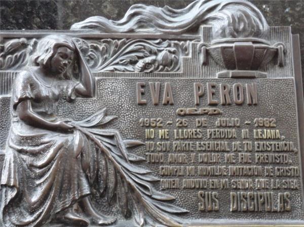 她的一生充满争议，却让整个阿根廷为她哭泣｜跟着电影去旅行