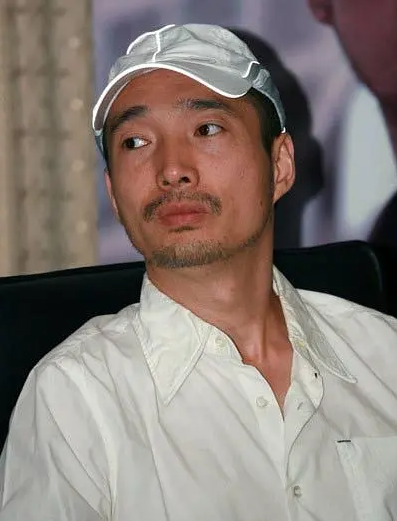 他是曾黎前男友,被韩国美女倒追,从机修工到影帝的他有何魅力?