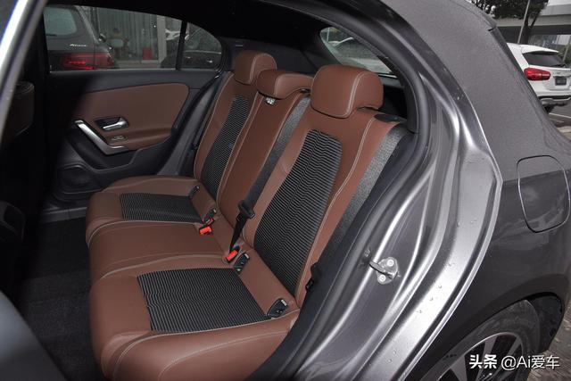 小排量增压油耗5.6L，进口奔驰家用车，低价入门，带你看奔驰A级