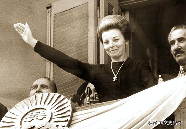 全球首对夫妻总统，丈夫执政10年把国家搞垮，妻子在位2年被推翻