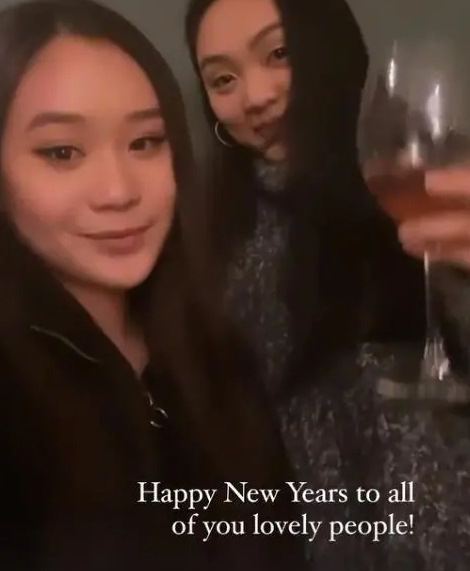 李连杰女儿为妈庆生，两姐妹长相似复制，小女儿抑郁症反复引担忧