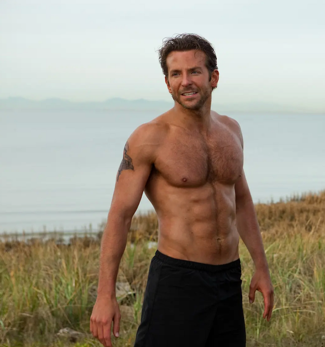 46岁浣熊布莱德利手托披萨出门，一字拖太抢眼，网友：老了也很帅