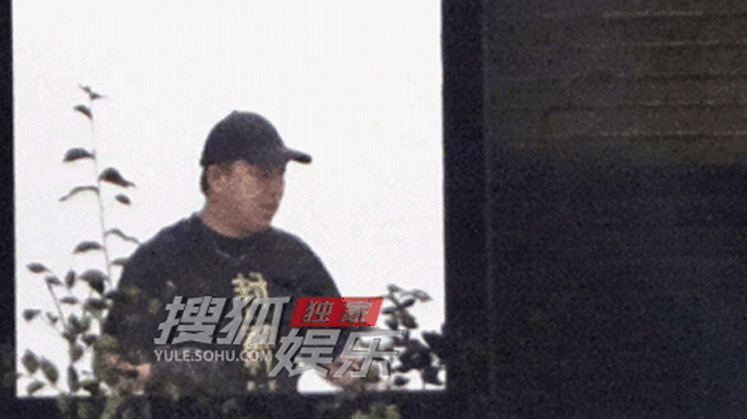 黄渤现身工作室忙碌 身穿短袖特别有活力