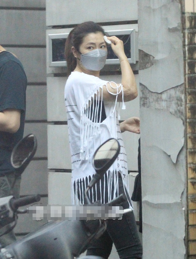 任家萱与小7岁男友约会！手臂烧伤疤痕明显，两人无名指婚戒抢眼