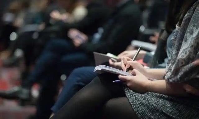 帮美媒造谣诋毁中国，如今在中外都成跳梁小丑，袁莉后悔了吗？