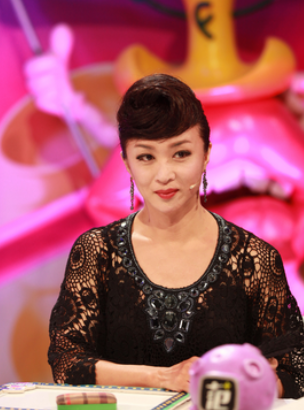 52岁金星重回男儿本色，全身男装素颜走街，网友感慨：太飒了