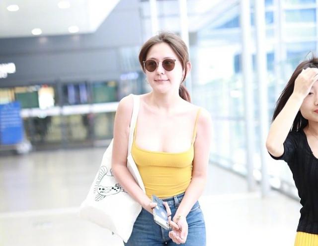 34岁热依扎低调产女,曾因穿吊带被网友骂,患重度抑郁症因女儿而挺过来