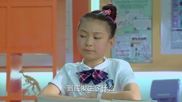 《舞法天女》的苏爱蕾，如今16岁是一名高中生，近照又高又瘦