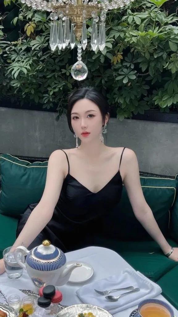 30 岁丰腴少妇，气质与美貌并存的尤物！