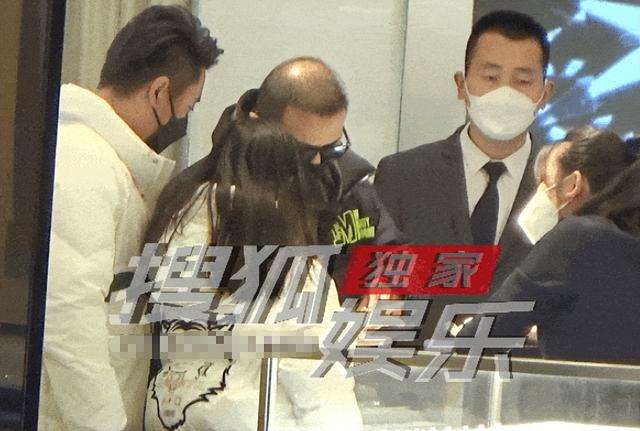 汪峰次女汪璟怡罕露面，贴心挑首饰为章子怡庆生，长相遗传康作如