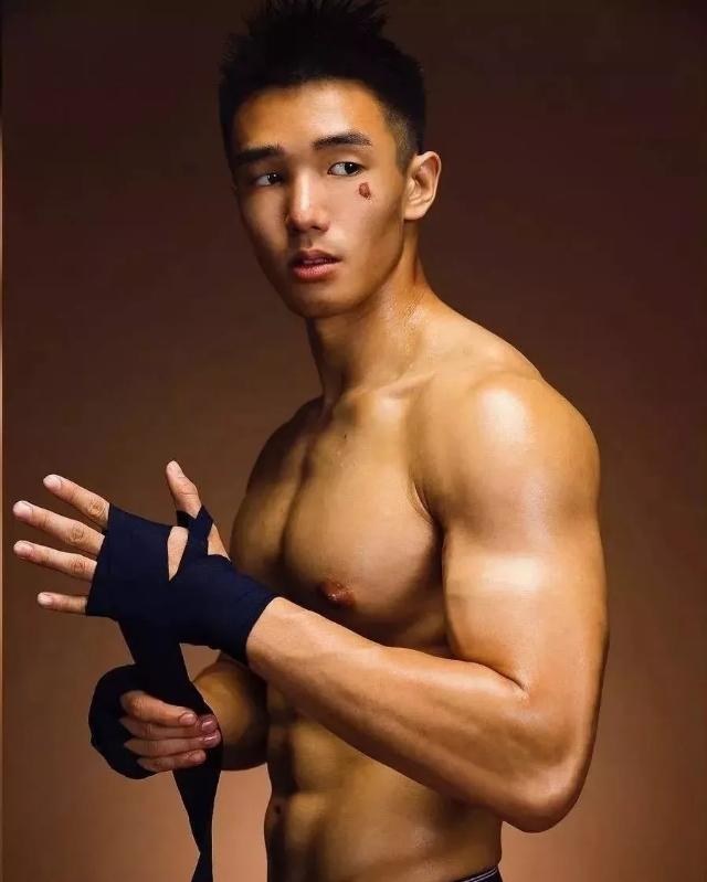 奶凶小狼狗和教练“基情”满满， 真是个单纯大男孩！