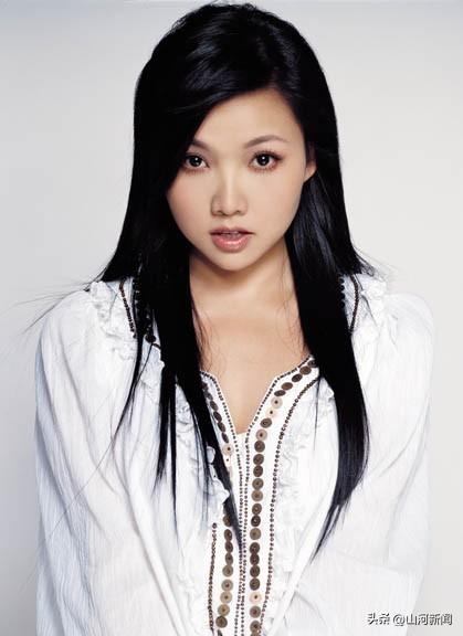 她是军旅歌唱家，身材丰满被称“中年杀手”，今转身成北电教授！