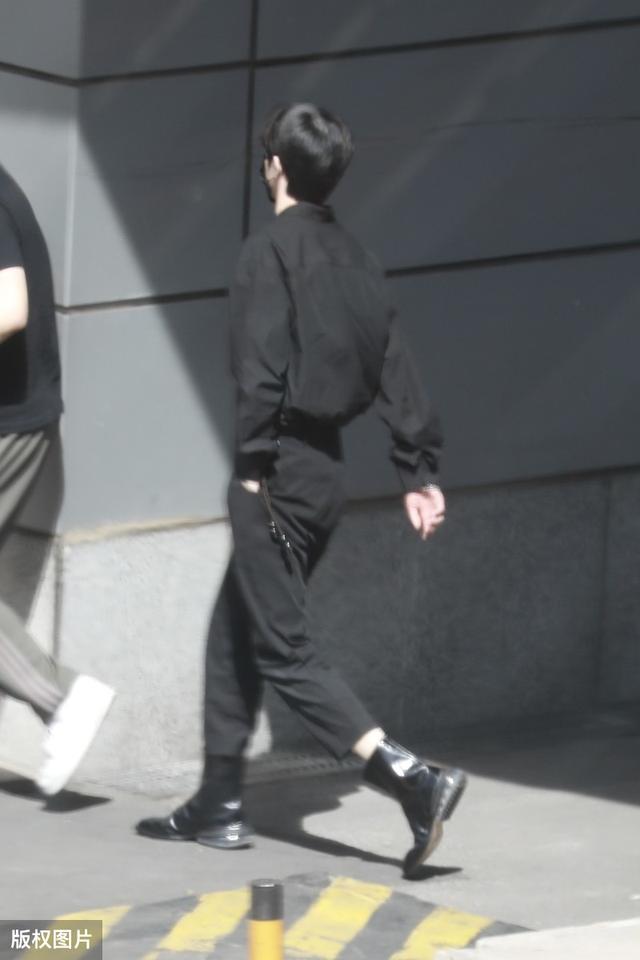 蔡徐坤一身黑衣现身机场,录制青春有你得到认可