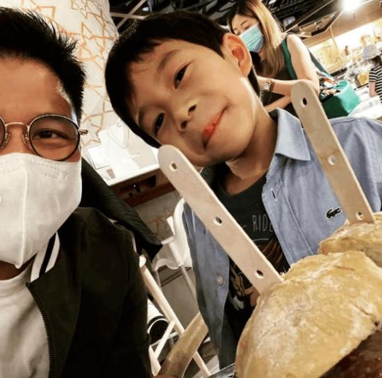 霍启刚罕晒8岁儿子正脸，五官秀气脸型标致，长相帅气随了爸