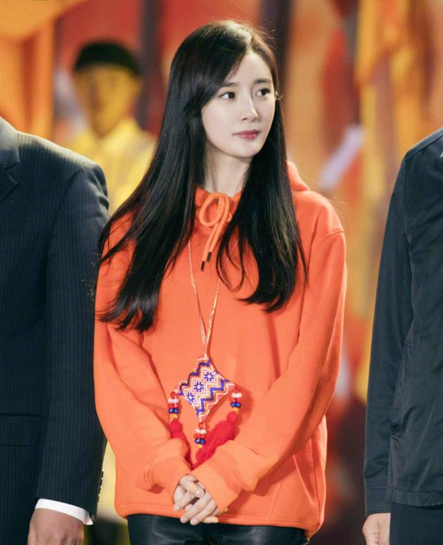 暖白皮穿什么颜色好看？以杨幂为例，解析春季型人的用色规律