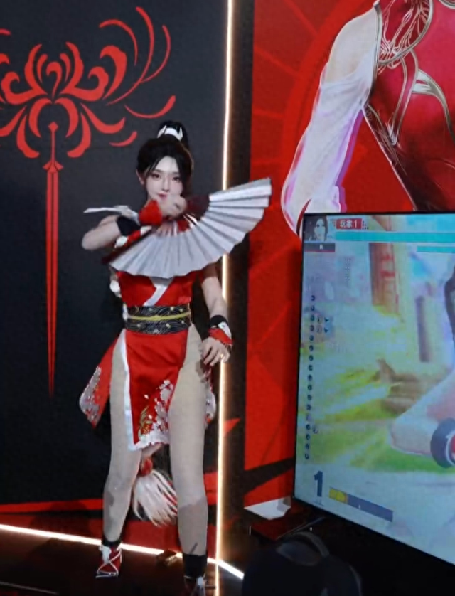 走路摇COS不知火舞，现场挑战小孩，精湛技术看呆众人