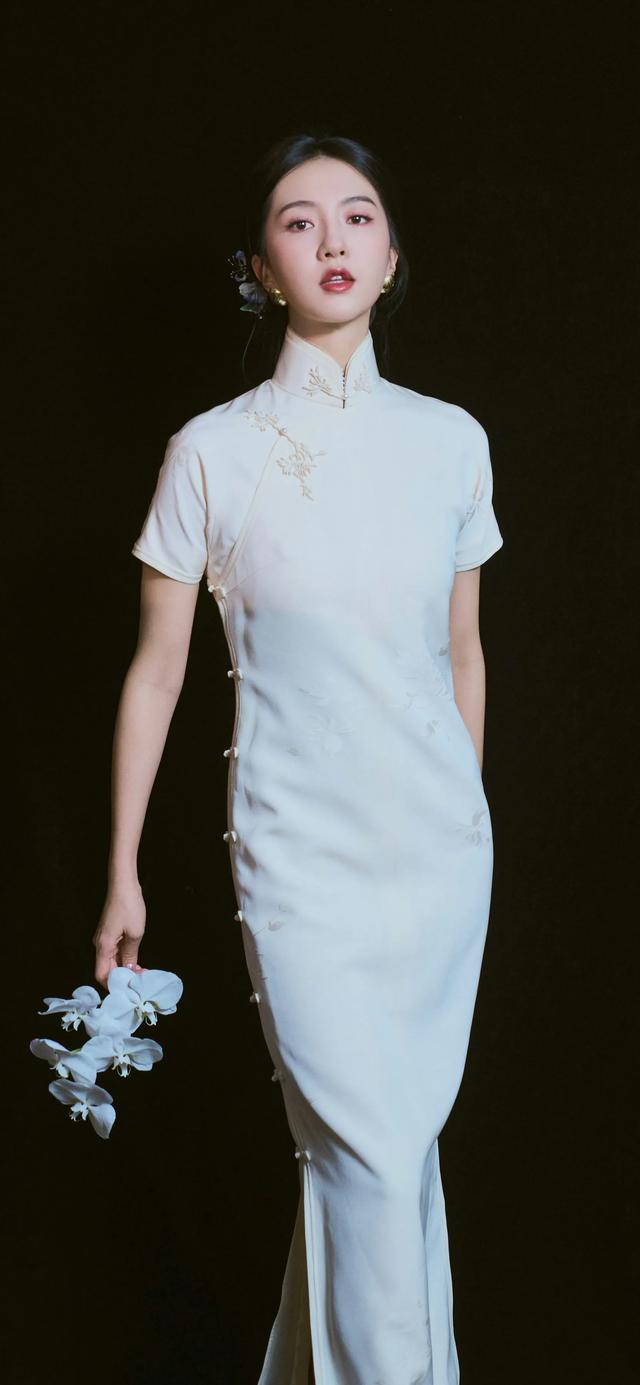 ​美女系列壁纸第4224期—一袭白色旗袍的许龄月