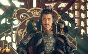 黄日华真实身高(97版和03版乔峰放在一起，音乐一响，吹风机一动，差距就出来了)