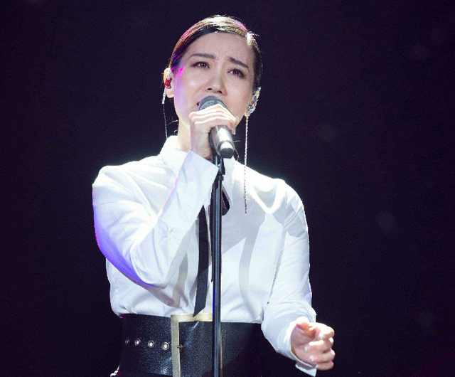 12次登上春晚，6次献唱奥运，嫁给院士邓中翰的谭晶如今怎样了？