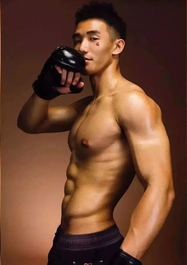 奶凶小狼狗和教练“基情”满满， 真是个单纯大男孩！