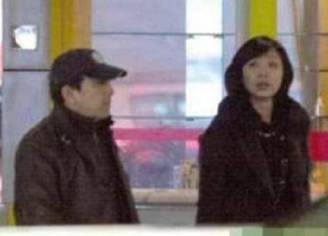 抛弃妻子另娶小13岁新欢，照顾残障哥哥16年，水均益人品究竟如何