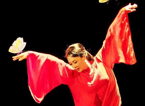 52岁金星重回男儿本色，全身男装素颜走街，网友感慨：太飒了