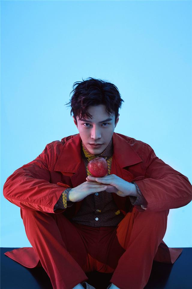 王冠逸质感大片曝光 深邃眼神显成熟魅力