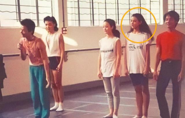 演员张延：父亲早逝，嫁大5岁香港丈夫生一女，和丈夫拥有两个家