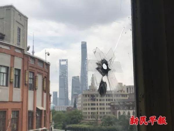 1个弹孔，见证了一段历史；400件雨衣，映衬出城市温情