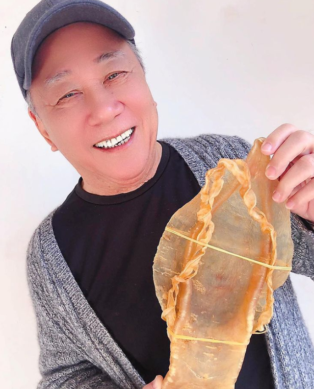 老戏骨夏雨现身瑞典街头，头发花白精神好，76岁周游列国享受人生