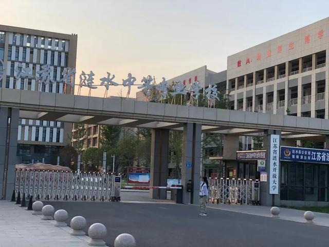 太讽刺!姜萍再被质疑,成名后各大人物去家里采访送礼,还要修路